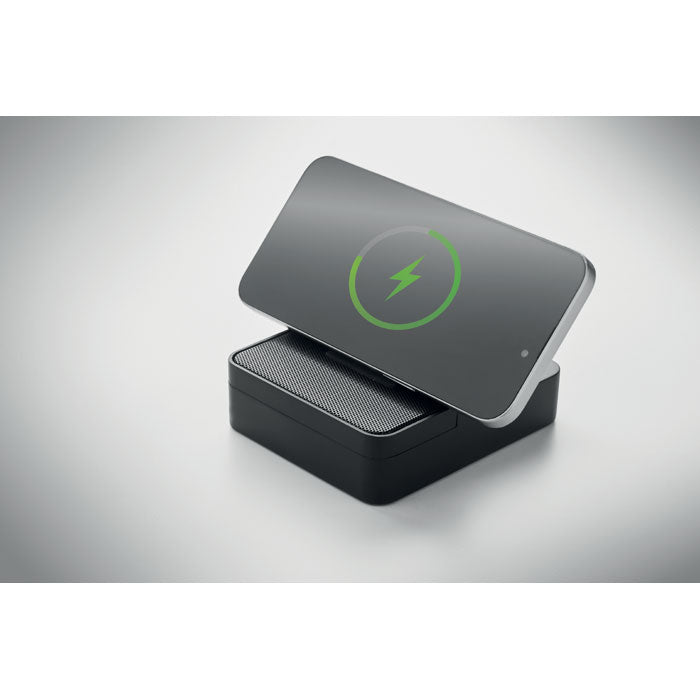 CHARGEBEAT - Altavoz y cargador de 15 W con smartphone cargándose de manera inalámbrica.