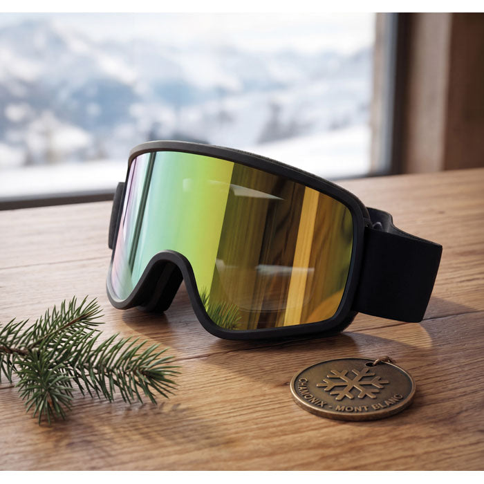 NISEKO - Gafas de esquí UV400 con lente espejada, montura negra y cinta, sobre una mesa de madera.