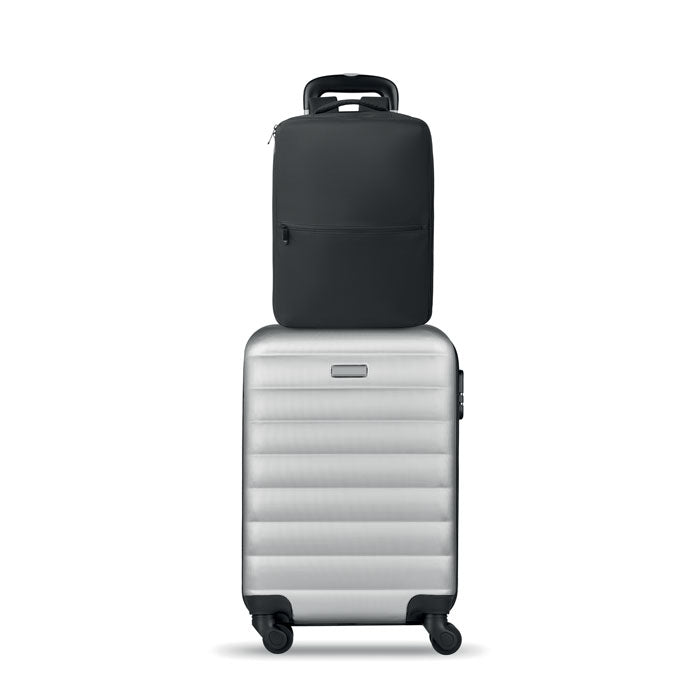 CITYFLOW - Mochila RPET y bolsa vacío 18L sobre maleta plateada con ruedas.