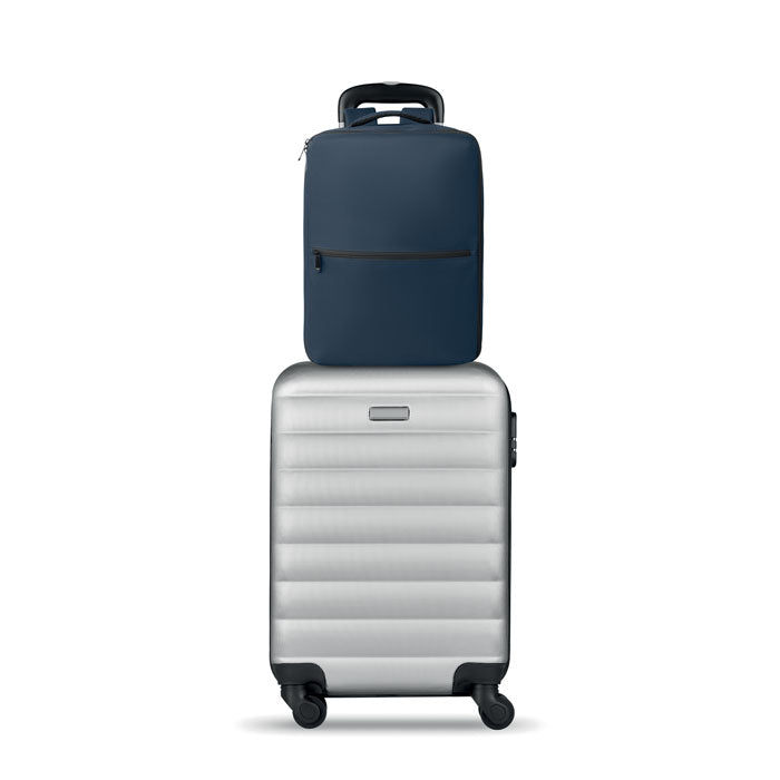 CITYFLOW - Mochila RPET y bolsa vacío 18L sobre maleta plateada con ruedas.