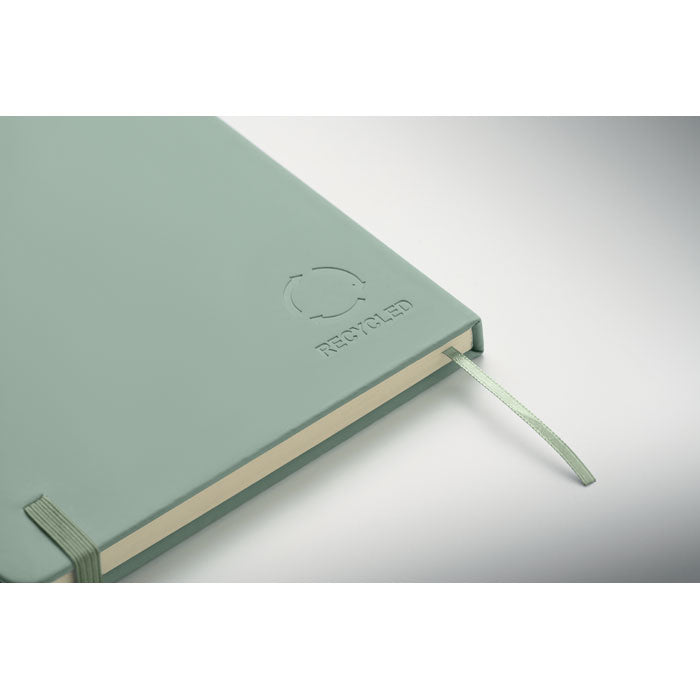 ARCOPEN - Set libreta A5 PU y boligrafo con encuadernación reciclada y cinta marcapáginas en color verde.