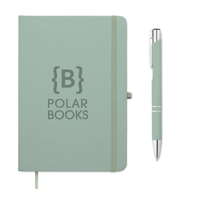 ARCOPEN - Set libreta A5 PU y boligrafo en color verde con logotipo de POLAR BOOKS y bolígrafo plateado.