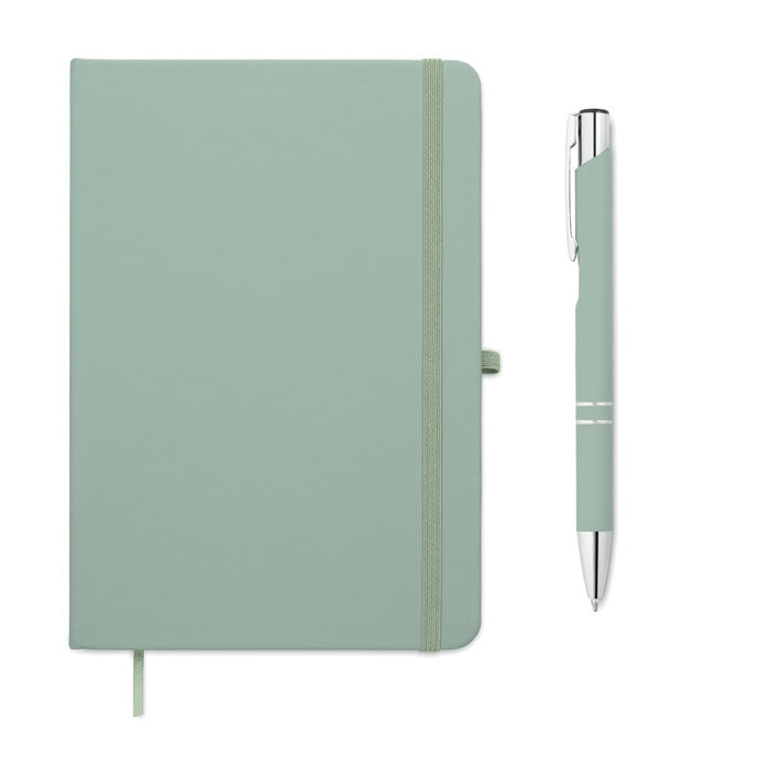 ARCOPEN - Set libreta A5 PU y boligrafo en color verde con libreta y bolígrafo al lado.