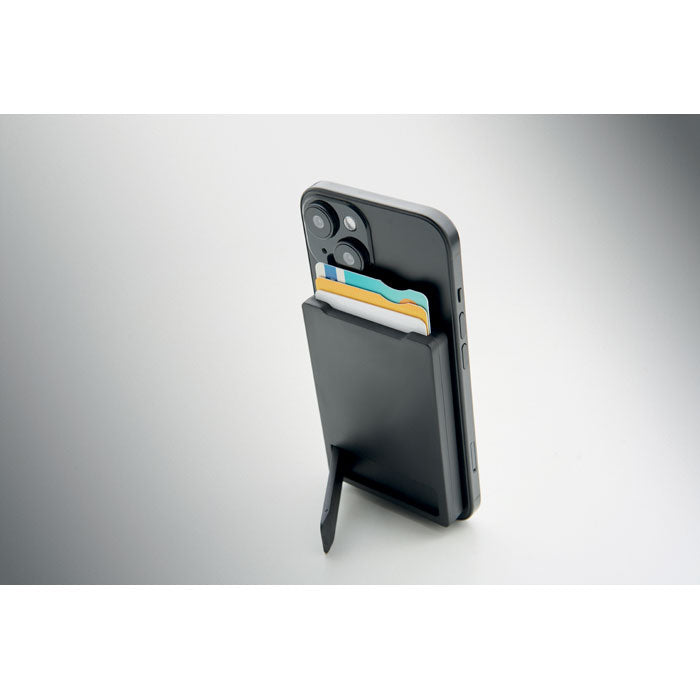 MACARD - Soporte y tarjetero magnético en un teléfono con tarjetas, mostrando su diseño funcional y práctico.