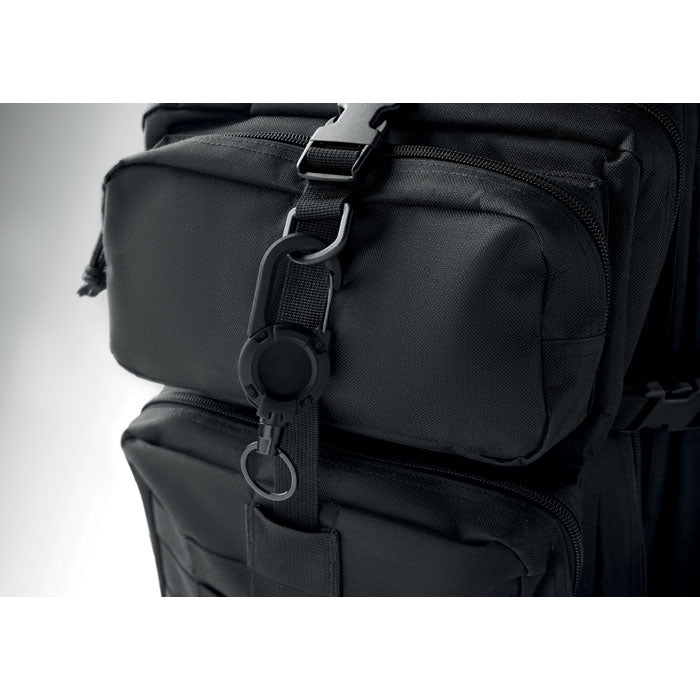 STIBA - Porta credenciales retráctil con mosquetón en mochila negra, ideal para tarjetas y accesos seguros.