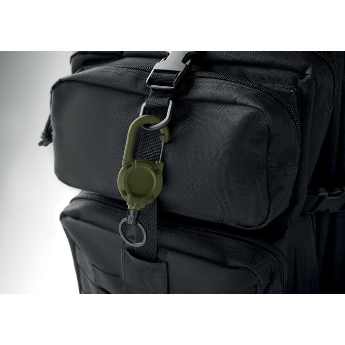 STIBA - Porta credenciales retráctil con mosquetón en bolso negro, ideal para identificar tarjetas de manera segura.