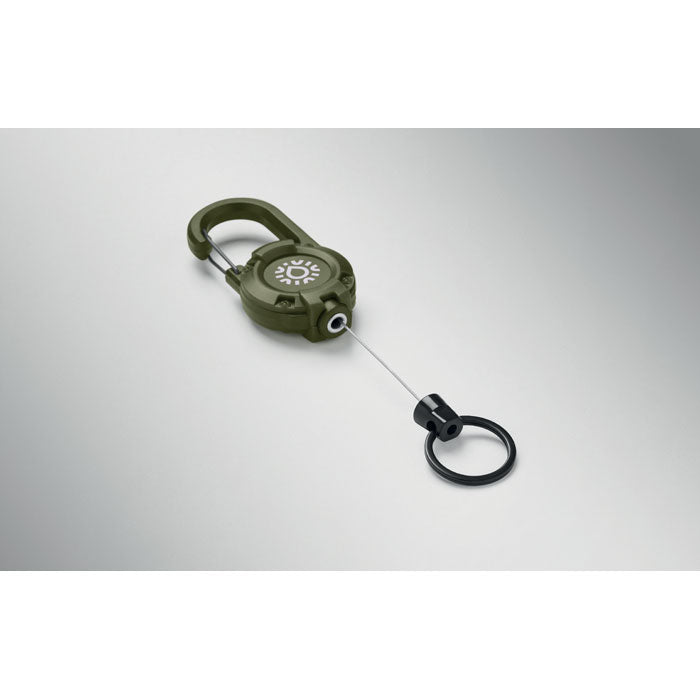 STIBA - Porta credenciales retráctil en color verde con mosquetón y cable extensible de acero.