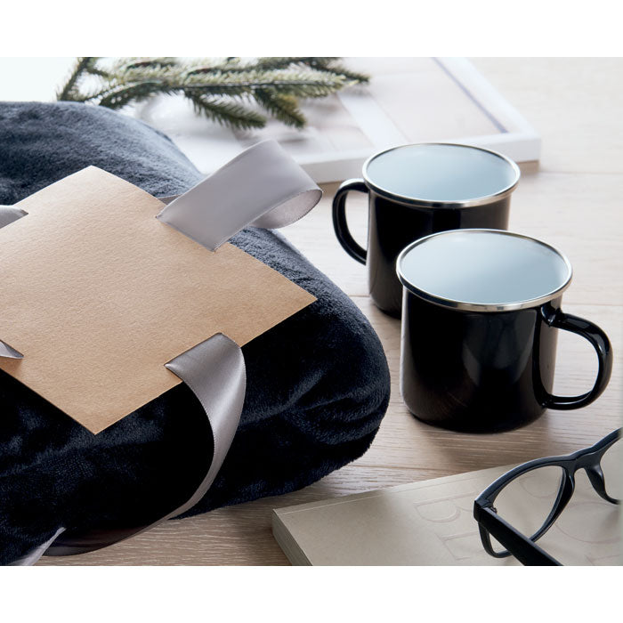 AGRADABLE - Juego de manta polar y 2 tazas: manta de polar negra con dos tazas metálicas esmaltadas y una caja de regalo.