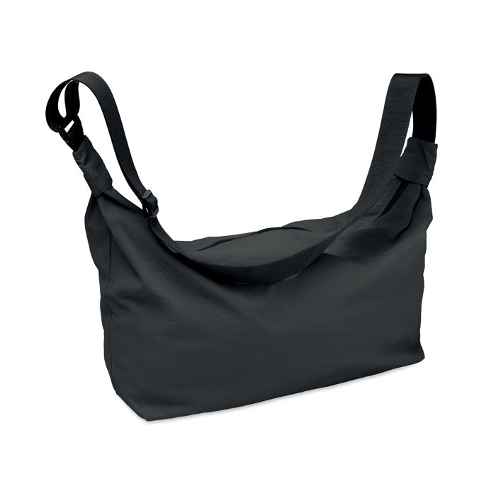 SLING - Bolsa urbana cruzada de nailon en color negro con correa ajustable.