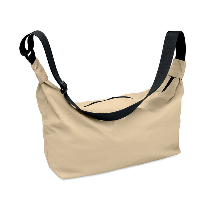 SLING - Bolsa urbana cruzada de nailon en color beige con correa ajustable y diseño resistente.