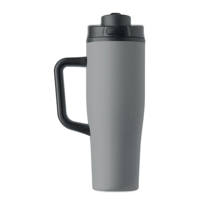 Vasos térmicos personalizados de 900 ml en una mesa con paisaje urbano