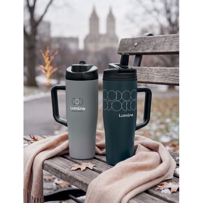 ATLANTA - Vaso de doble pared 900 ml en gris y verde, sentados en un banco de parque con hojas caídas.