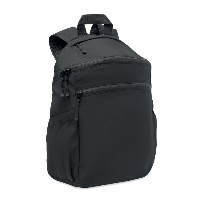 Mochila de nailon ripstop 10L en color negro con bolsillo frontal y asas acolchadas.