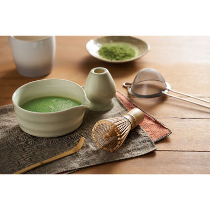 Set de matcha presentado sobre mesa de madera