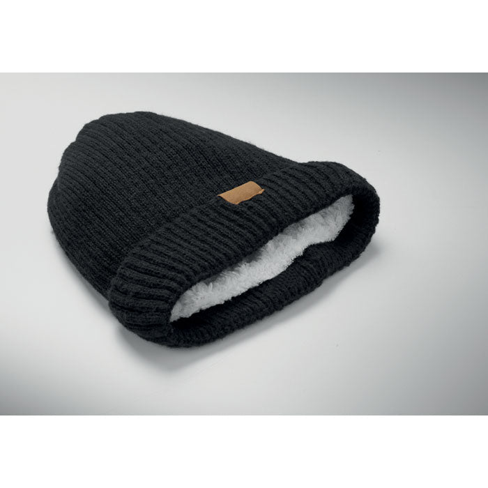 PUNTOS - Gorro de punto con dobladillo en color negro con forro polar y parche en el dobladillo.