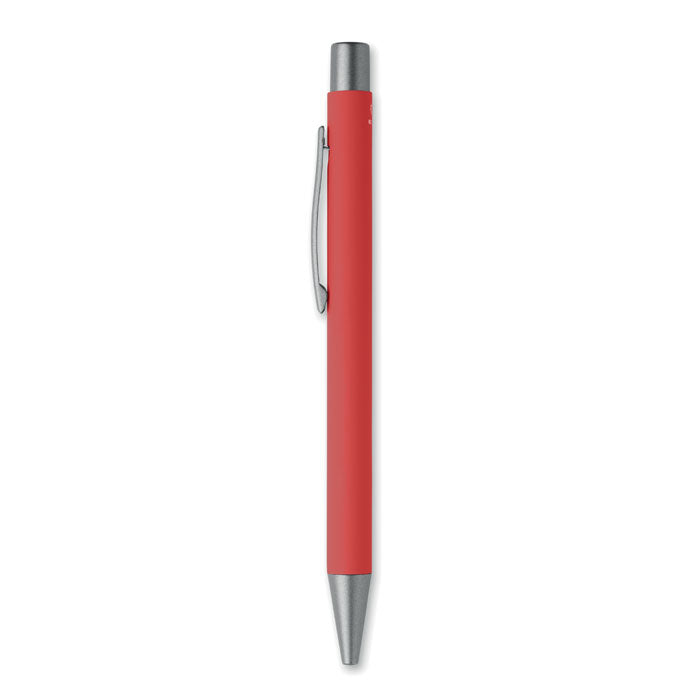 Bolígrafo reciclado de aluminio de color rojo y acabado engomado con detalles en gris antracita.