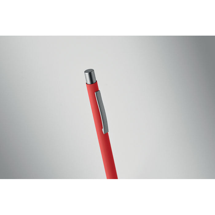Bolígrafo reciclado de aluminio en color rojo con clip y pulsador gris antracita, destacando su diseño sostenible.