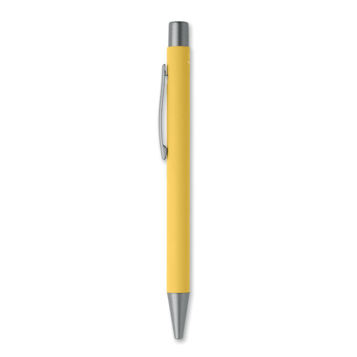 Bolígrafo reciclado de aluminio en color amarillo con acabado engomado y detalles en gris antracita.