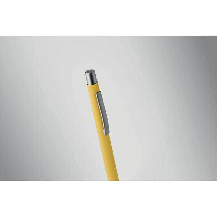 Bolígrafo reciclado de aluminio de color amarillo con clip y detalle metálico.