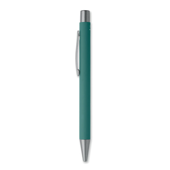 Bolígrafo reciclado de aluminio en color verde, con clip y punta plateados, tinta azul en escritura.