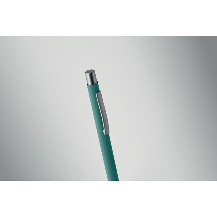 Bolígrafo reciclado de aluminio con acabado engomado en color verde y detalles en gris antracita.
