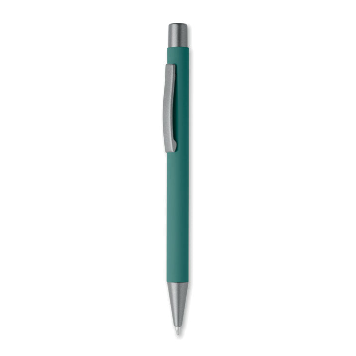 Bolígrafo reciclado de aluminio en color verde y acabado engomado, con clip y punta metálica.