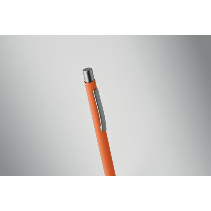 Bolígrafo reciclado de aluminio de color naranja con clip gris y acabado engomado.