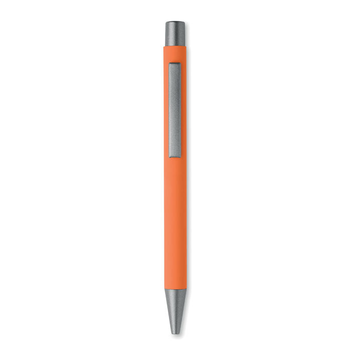 Bolígrafo reciclado de aluminio en color naranja con acabado engomado y detalles en gris.