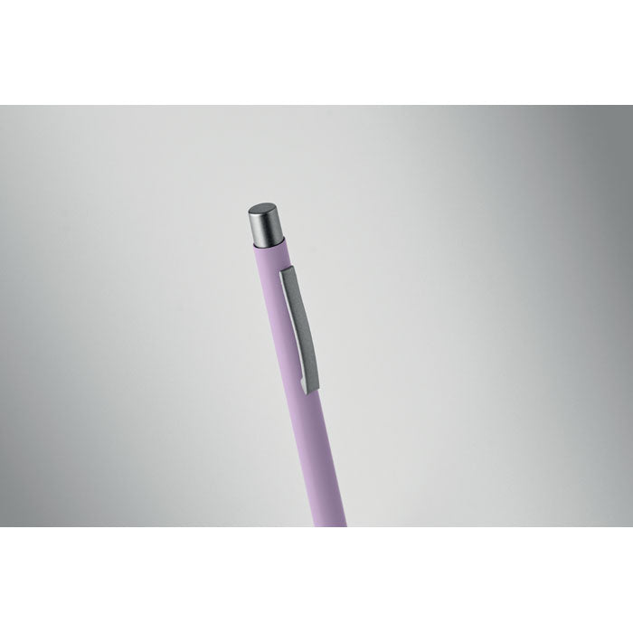 Bolígrafo reciclado de aluminio en color lavanda con clip y punta gris antracita, resaltando su diseño ecológico.