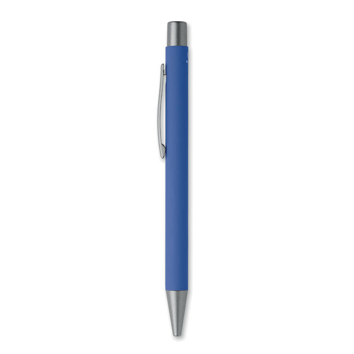 Bolígrafo reciclado de aluminio de color azul con acabado engomado y detalles en gris antracita.