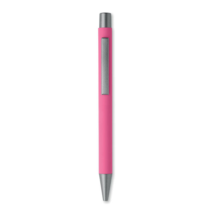 Bolígrafo reciclado de aluminio en color rosa con acabado engomado y detalles en gris antracita.