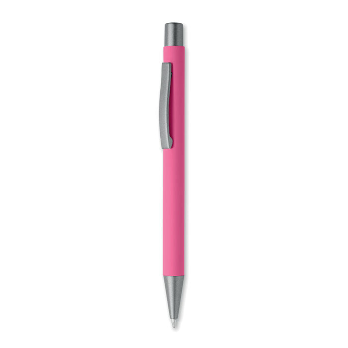 Bolígrafo reciclado de aluminio en color rosa con acabado engomado y detalles en gris antracita.