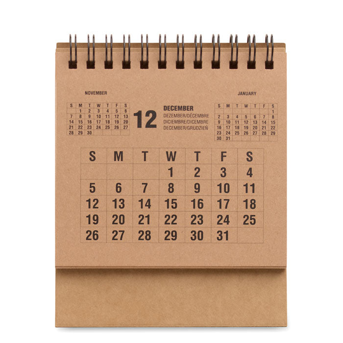 Calendario sobremesa 4 años en papel kraft con diseño multilingüe y vista mensual.