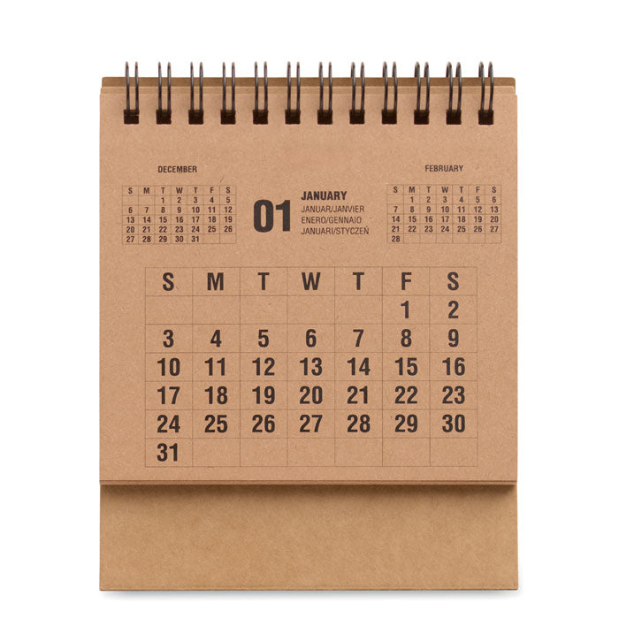Calendario sobremesa 4 años en papel kraft con diseño multilingüe, ideal para planificar tareas diarias.