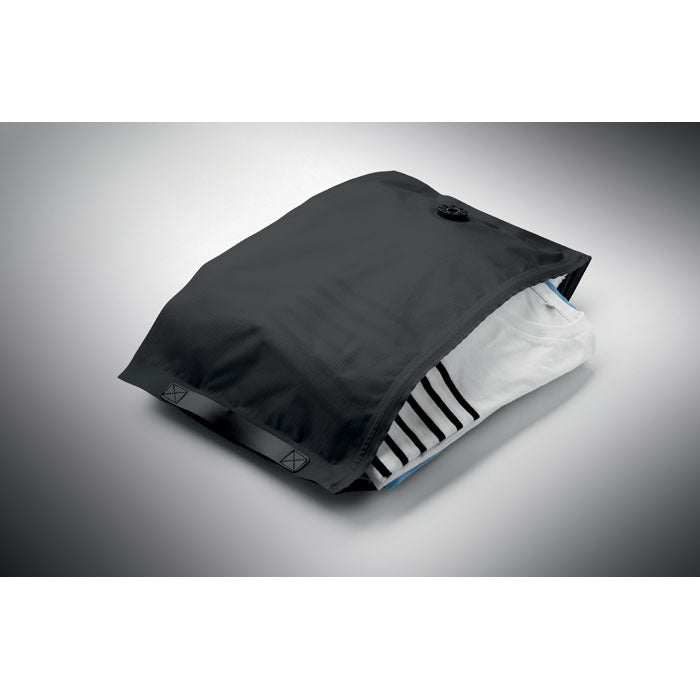 Bolsa de vacío de viaje 10L con ropa comprimida, color negro, diseñada para optimizar el espacio en maletas.