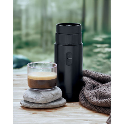 Cafetera portátil en un entorno de descanso