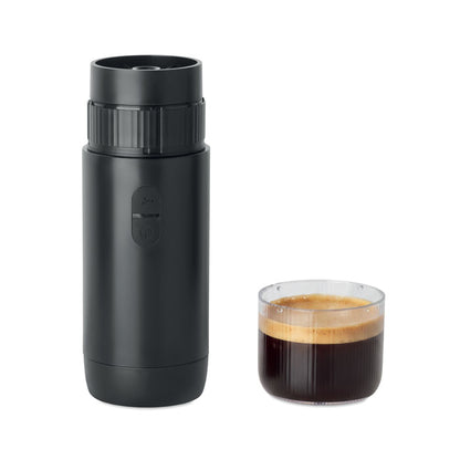 Cafetera portátil con taza de café espresso