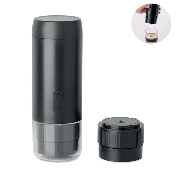 Máquina de café portátil USB-C negra con accesorio, ideal para preparar café molido y cápsulas compatibles.