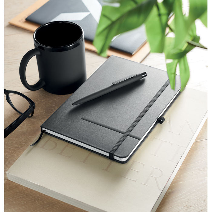 READYSET - Estuche de regalo de 3 piezas: cuaderno A5, bolígrafo y taza en un escritorio.