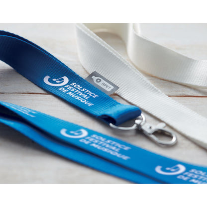 Detalle de logo impreso en lanyard azul