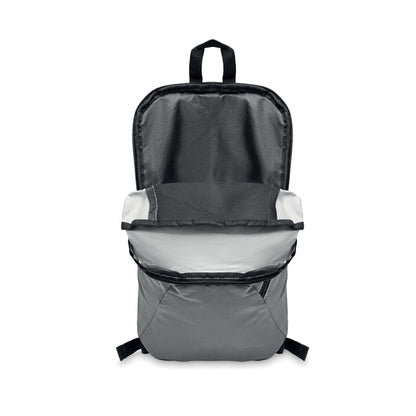 Mochila gris reflectante abierta con un gran compartimento