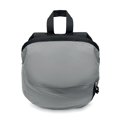 Vista superior de mochila gris con parte trasera de color negro