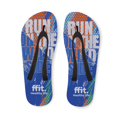 Vista desde arriba de chanclas impresas en tonos azules con frase y logo