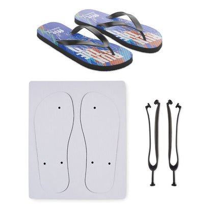 Chanclas personalizables desmontadas con suela blanca precortada, tiras negras y muestra de montaje, junto a modelo ensamblado con diseño colorido.