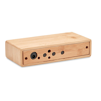 Parte trasera de reloj desperatador de madera rectangular