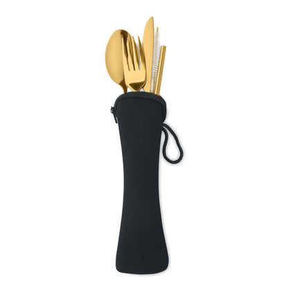 Cubiertos metálicos dorados organizados dentro de la funda.