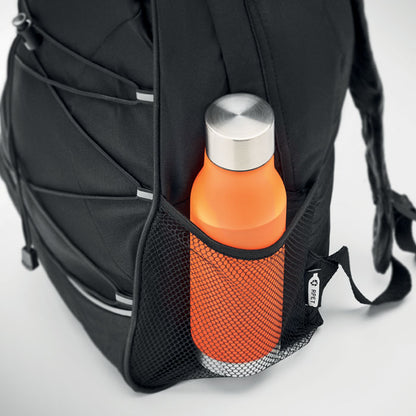 Botella metálica naranja dentro de bolsillo lateral de rejilla de mochila negra 