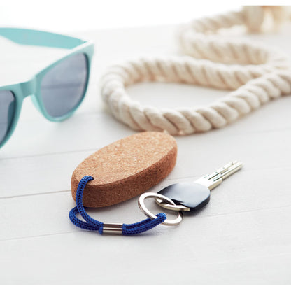 Llavero de corcho con llave con gafas sobre mesa
