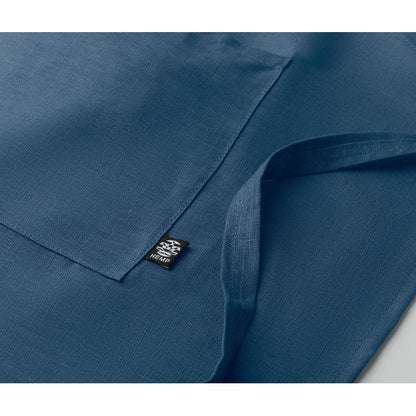 Detalle de etiqueta Hemp (cáñamo) cosida al delantal azul