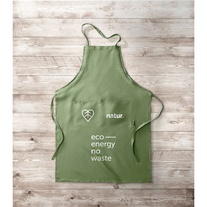 Delantal verde de cáñamo personalizado con logotipos en ambos bolsillos y con una frase grande en la parte inferior
